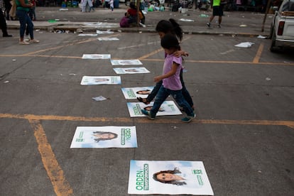 Unas niñas pasean por una calle repleta de carteles deSandra Torres en el mercado La Terminal el viernes durante su cierre de campaña en Ciudad de Guatemala.