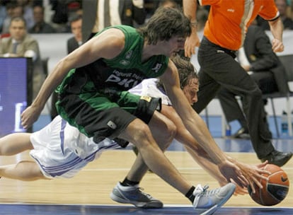 Ricky Rubio y Raúl López disputan un balón durante el partido.