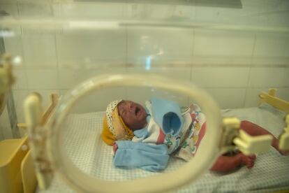 Un bebé nacido prematuramente descansa en una incubadora de la sala de neonatos del Hospital Central de la provincia afgana de Kunar. 

Para el tratamiento de la desnutrición, Unicef proporciona alimentos terapéuticos listos para usar y leche terapéutica a todas las clínicas y equipos móviles de salud, además de proporcionar equipos para controlar el crecimiento y los signos de desnutrición, como básculas y material educativo para la concienciación pública.