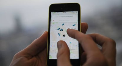Un usuario pide un coche a través de una aplicación móvil.