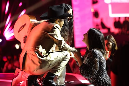 Laura Pausini a los pies del escenario saludando a Christian Nodal y Mon Laferte.