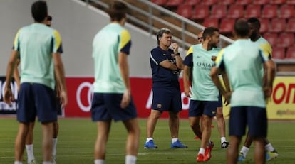 Martino dirige una sesión de entrenamiento del Barcelona en Bangkok.