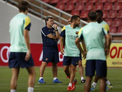 Martino dirige una sesión de entrenamiento del Barcelona en Bangkok.