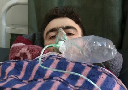 Un hombre recibe tratamiento después de un supuesto ataque con gas sarín en Jan Sheijun (Siria).