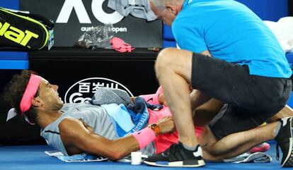 Rafa Nadal atendido tras su lesión en el Open de Australia