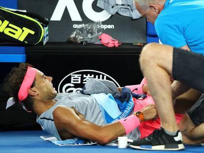 Rafa Nadal atendido tras su lesión en el Open de Australia