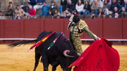 El diestro Pablo Aguado, en su primer toro de la tarde.