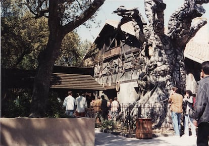 Exterior de El Viejo Caserón, inaugurado en el Parque de Atracciones de Madrid en 1989 y posteriormente reemplazado por el Pasaje del Terror.