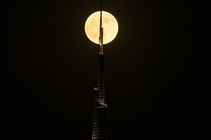 En esta imagen la Luna detrás de la torre Burj Khalifa de Dubai, (Emiratos Árabes).  