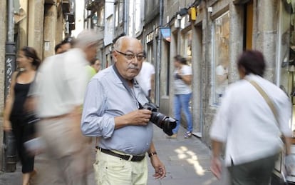 El reportero gráfico Manuel Blanco en la calle Calderería de Santiago.