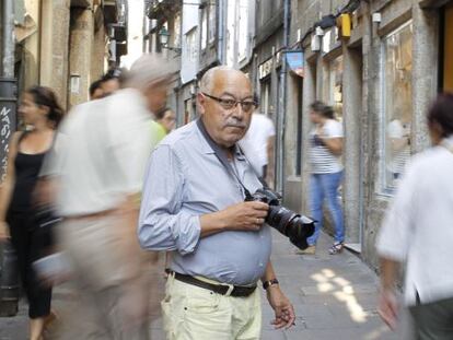 El reportero gráfico Manuel Blanco en la calle Calderería de Santiago.