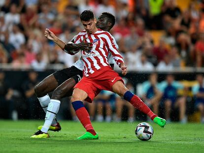 Morata pelea un balón con Diakhaby este lunes en Mestalla.