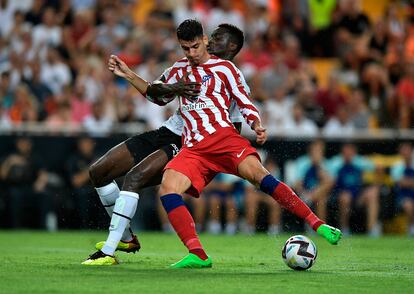 Morata pelea un balón con Diakhaby este lunes en Mestalla.