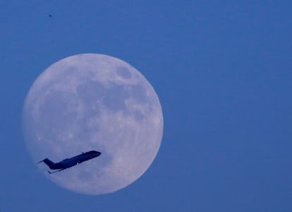Un avió vola prop de la lluna a Kàtmandu (Nepal).