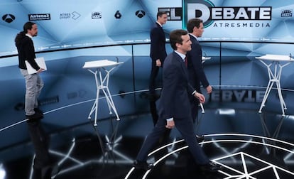 Los cuatro candidatos, tras posar para los medios en el plató de Atresmedia.