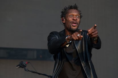 <p><strong>Quién, dónde y cuándo.</strong> Massive Attack. 13 de julio de 2018. Madrid <br /><strong>Por qué se canceló.</strong> Según la versión inicial del Mad Cool, el grupo de Bristol canceló porque "el sonido del escenario donde en ese momento actuaba Franz Ferdinand molestaba para la realización de su show". "Desde la organización hemos hecho todo lo posible para retrasar horarios a otras bandas y buscar una franja horaria donde Massive Attack estuviesen cómodos, pero la decisión unilateral de la banda ha sido cancelar su show", añade el escueto comunicado enviado para acabar con la agónica espera de casi dos horas de más de 25.000 personas apelotonadas en la carpa electrónica del festival madrileño en plena madrugada. Al día siguiente, una nueva versión en un segundo comunicado para aumentar la confusión: "La banda no pudo tocar en el horario previsto debido a la interferencia de sonido de escenarios aledaños que por la naturaleza técnica del sistema de monitores IEM (auriculares intrauditivos) de la propia banda tuvo como resultado que el concierto no pudo realizarse". Huelga recordar que en el Low Festival de 2014 Massive Attack exigieron que nadie tocara en ningún otro escenario durante su 'show', siendo esta una exigencia ya conocida por todos. <br /><strong>Momento de máxima tensión.</strong> Muchos asistentes al Mad Cool, además, no dudan en acusar a los ingleses de un ataque de celos con Franz Ferdinand al verse ubicados en un escenario menor... Y es que a pesar de su tremenda popularidad, Massive Attack no tuvieron hueco en alguno de los dos escenarios principales, terminando en la carpa The Loop, claramente pequeña para acoger a todo el público interesado. Esto ya fue un mal comienzo que podría haber provocado un problema serio de seguridad y según fueron pasando los minutos los ánimos se fueron caldeando. Casi dos horas después de la hora prevista llegaba la fatal noticia a través de las pantallas -nadie de la organización salió a hablar-, con el consiguiente lanzamiento de vasos y objetos hacia el escenario vacío. Cualquier chispa podría haber montado un buen berenjenal pero, por fortuna, el público dominó sus sentimientos. Un asistente se queja a ICON de lo acontecido: “Si como ha declarado la organización los músicos venían con el día cruzado... un cerrojazo informativo de hora y media en la era de las redes sociales da una imagen muy negativa. Sabiendo los antecedentes, el tema podría haber estado hilado más fino”. En la imagen, Daddy G, componente de Massive Attack durante un concierto celebrado en Londres en 2016. </p>