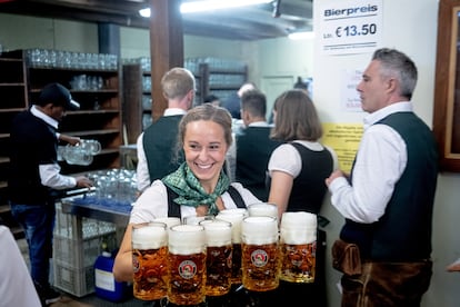 Una camarera lleva varias jarras de cerveza en la carpa de Paulaner del Oktoberfest.
