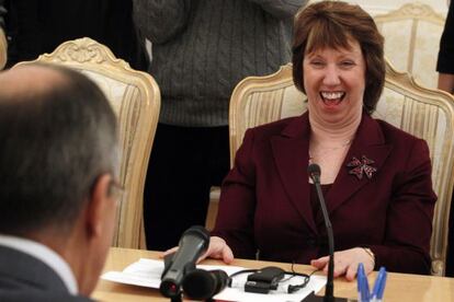 Catherine Ashton en una reunión en Moscú con el ministro ruso de Exteriores Sergei Lavrov.