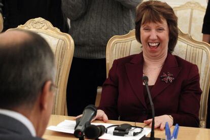 Catherine Ashton en una reuni&oacute;n en Mosc&uacute; con el ministro ruso de Exteriores Sergei Lavrov. 