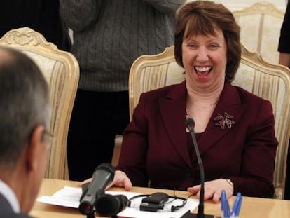 Catherine Ashton en una reuni&oacute;n en Mosc&uacute; con el ministro ruso de Exteriores Sergei Lavrov. 
