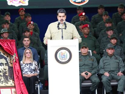 Maduro, junto a un retrato de Bolívar, durante su discurso ante militares televisado el sábado pasado.