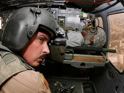 Un médico militar de EE UU asiste a un soldado herido en el traslado en helicóptero al hospital militar de Bagdad.