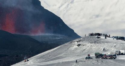 Turistas visitan el pasado sábado el volcán que entró en erupción.