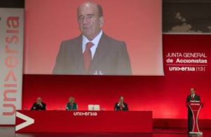 (Izda a dcha) El consejero delegado de Universia, Jaume Pagés; la presidenta de la Conferencia de Rectores de las Universidades Españolas (CRUE) y rectora de la Universidad de Málaga, Adelaida de la Calle; el secretario general de Universia y subdirector general de Banco Santander, Manuel Guerrero, y el presidente de Banco Santander y de Universia, Emilio Botín, durante la XIII Junta General de Accionistas de Universia que se celebra en Málaga.