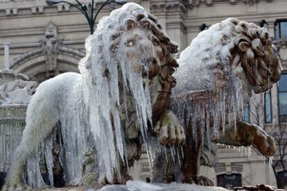 El hielo cubre la fuene de la diosa Cibeles, en pleno centro de Madrid.