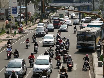 Motocicletas, coches y autobuses en una de las avendias de Bandung, Indonesia. 