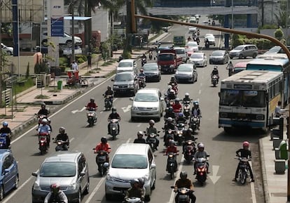 Motocicletas, coches y autobuses en una de las avendias de Bandung, Indonesia.