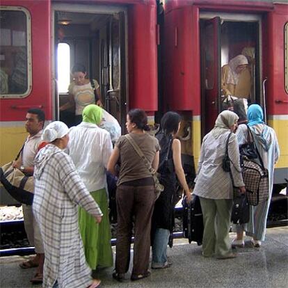 Un grupo de viajeros sube al tren en la estación de Taza con destino a Fez.