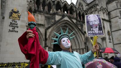 Un manifestante en defensa de Julian Assange, este miércoles ante el Tribunal Superior de Justicia, en Londres.