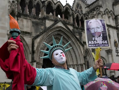 Un manifestante en defensa de Julian Assange, este miércoles ante el Tribunal Superior de Justicia, en Londres.