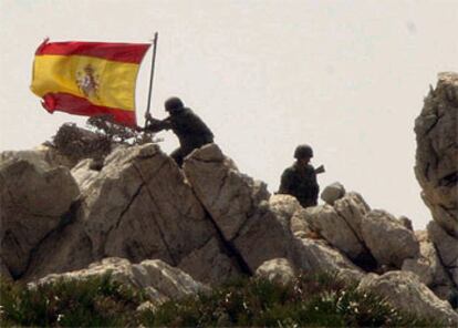 Soldados españoles ponen la bandera de España en la isla Perejil, el 17 de julio de 2002, tras desalojar a gendarmes marroquíes.