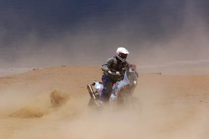 Balys Bardauskas dirige una KTM Rally Replica durante la tercera etapa del Rally Dakar 2018 entre Pisco y San Juan de Marcona, el 8 de enero.