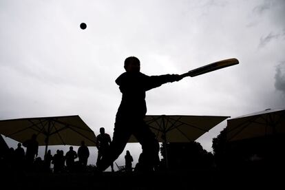 Jóvenes aficionados del críquet jugando mientras la lluvia causa un retraso en el juego durante el tercer partido internacional de un día (ODI) entre Nueva Zelanda e Indias Occidentales en Nueva Zelanda.