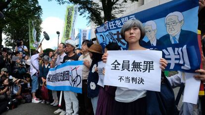 Protesta ante el tribunal de Tokio tras la absolución de los directivos de Tepco. 
