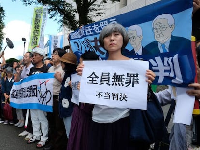 Protesta ante el tribunal de Tokio tras la absolución de los directivos de Tepco. 