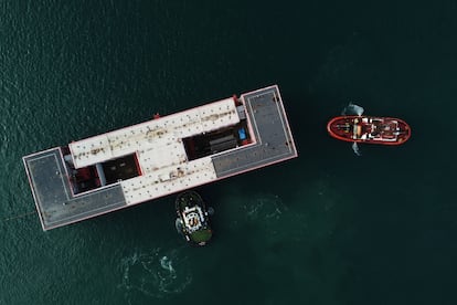 Dos remolcadores maniobran junto al 'Bibby Stockholm' durante sus tareas de atraque, el pasado 18 de julio.