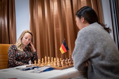 Elisabeth Paethz, poco antes de iniciar su partida con Dinara Wagner, hoy en Múnich