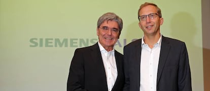 El consejero delegado de Siemens, Joe Kaeser, y el director ejecutivo de Alstom, Henri Poupart-Lafarge, se saludan tras anunciar el acuerdo en Par&iacute;s.