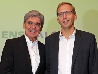 El consejero delegado de Siemens, Joe Kaeser, y el director ejecutivo de Alstom, Henri Poupart-Lafarge, se saludan tras anunciar el acuerdo en Par&iacute;s.