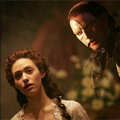 Gerard Butler y Emmy Rossum, durante el rodaje de <i>El fantasma de la ópera</i>.