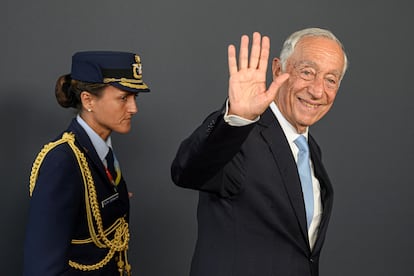 El presidente de la república de Portugal, Marcelo Rebelo de Sousa, saluda a su llegada a la Cumbre por la Paz en Ucrania celebrada este sábado en Stansstad (Suiza). 