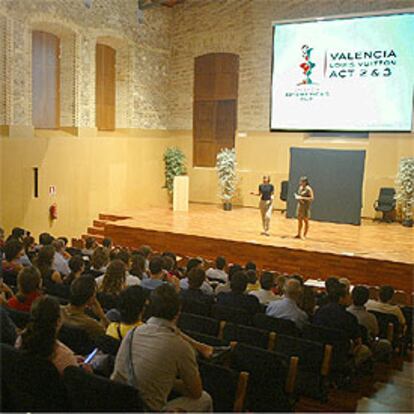 Los voluntarios, ayer, en el salón de actos de la Fundación Deportiva Municipal.