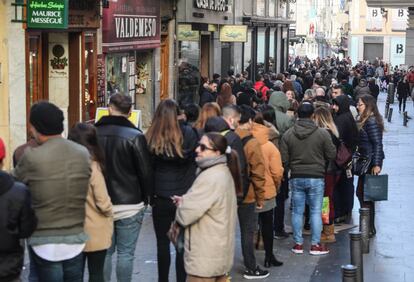 Las colas para acceder a la legendaria administración de Doña Manolita, en Madrid, llegan a dar la vuelta a la manzana. Este año la gente ha tenido que esperar hasta tres horas para comprar sus décimos.