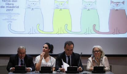 El embajador de Portugal en España, Francisco Ribeiro de Menezes (2d), junto a la concejal portavoz del Ayuntamiento de Madrid, Rita Maestre (2i), y Reyes Díaz- Iglesias (d), presidenta del Gremio de Libreros y Presidenta de la Feria del Libro de Madrid, durante la presentación este martes de la 76ª edición de la Feria del Libro de Madrid, que se celebrará del 26 de mayo al 11 de junio con la mirada puesta en el mercado digital y dirigida por primera vez por Manuel Gil (i).