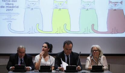 El embajador de Portugal en Espa&ntilde;a, Francisco Ribeiro de Menezes (2d), junto a la concejal portavoz del Ayuntamiento de Madrid, Rita Maestre (2i), y Reyes D&iacute;az- Iglesias (d), presidenta del Gremio de Libreros y Presidenta de la Feria del Libro de Madrid, durante la presentaci&oacute;n este martes de la 76&ordf; edici&oacute;n de la Feria del Libro de Madrid, que se celebrar&aacute; del 26 de mayo al 11 de junio con la mirada puesta en el mercado digital y dirigida por primera vez por Manuel Gil (i).