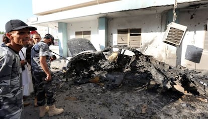 Agentes de las fuerzas de seguridad inspeccionan los restos del coche bomba junto al ministerio del Interior.